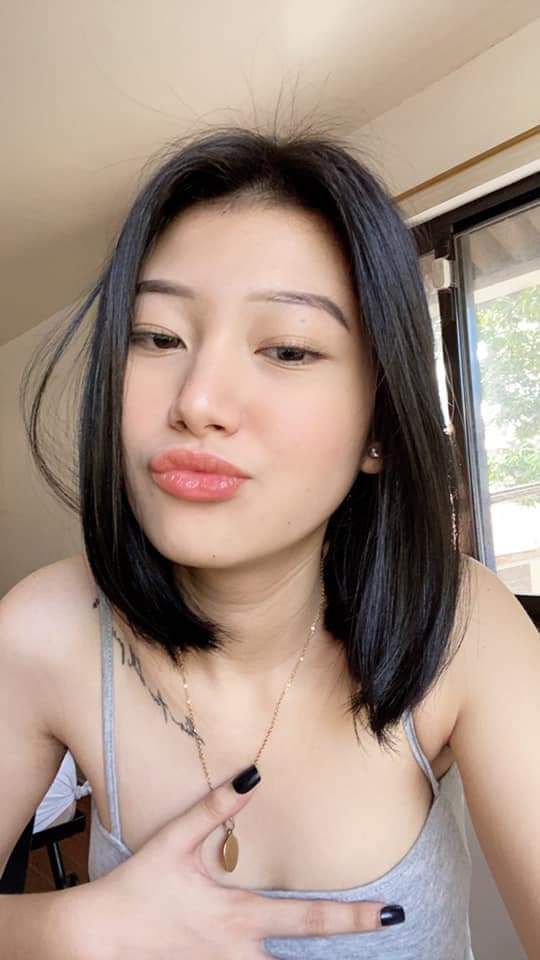 Ivy Aura sử dụng máy rung để làm dịu âm hộ của cô ấy